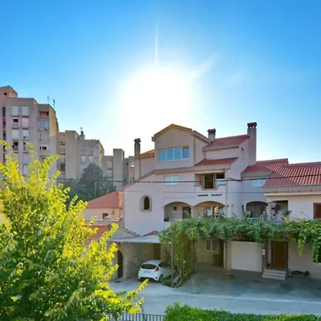 2br Premium, Fireplace & Parking