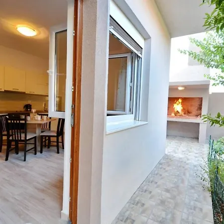 2br Premium, Fireplace & Parking דירה